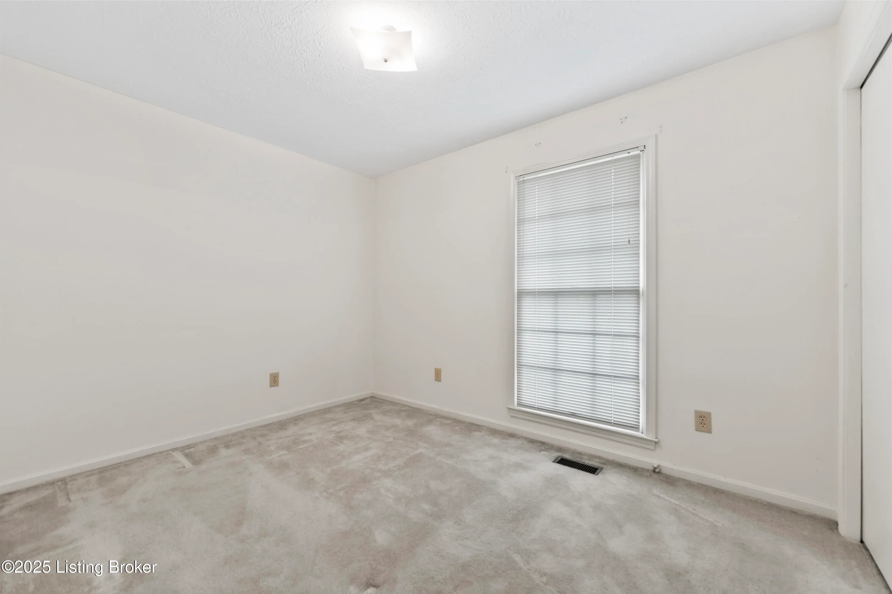 Louisville, Kentucky 40218, United States, 3 Bedrooms Bedrooms, ,2 BathroomsBathrooms,Residential,Pending,113905