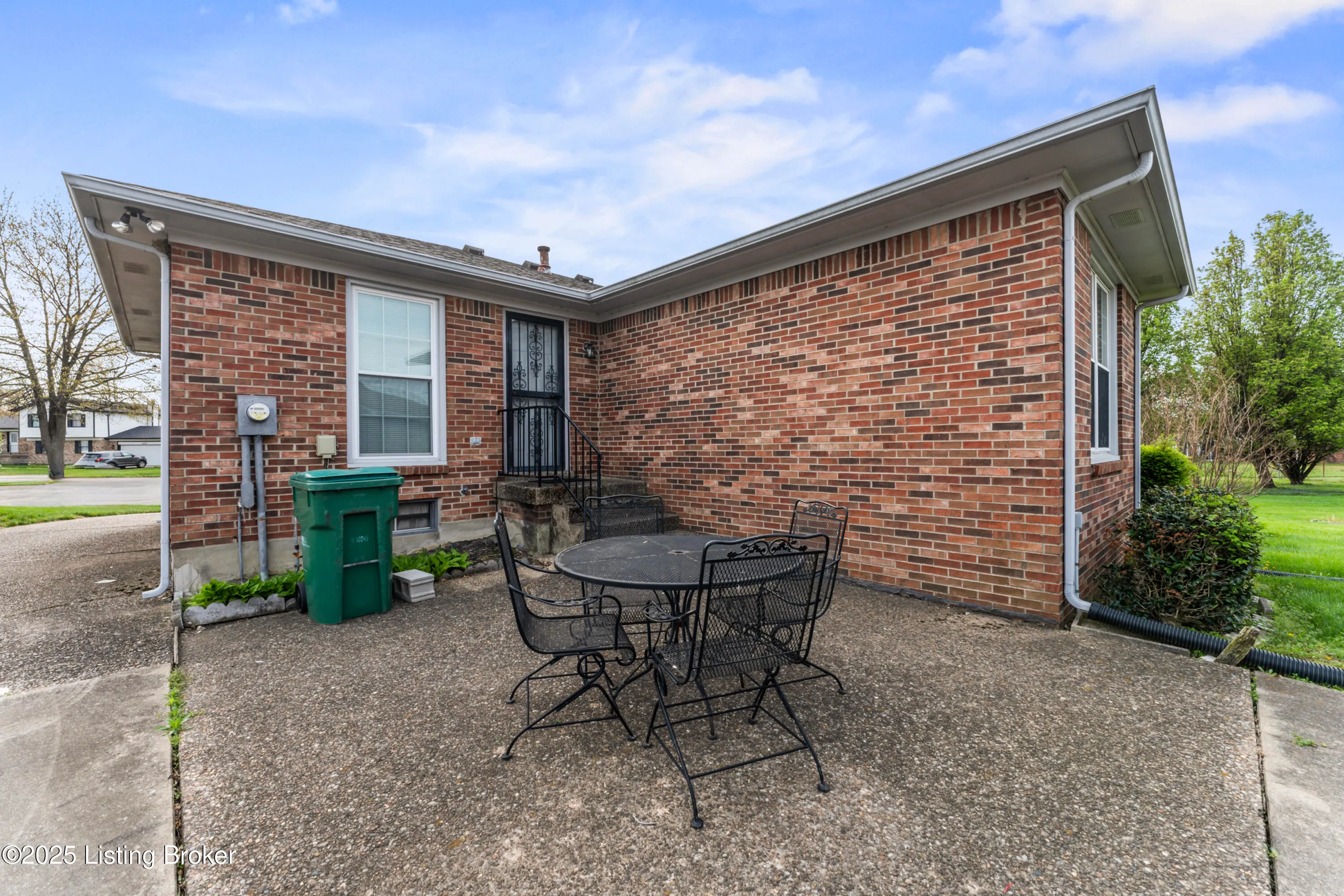 Louisville, Kentucky 40218, United States, 3 Bedrooms Bedrooms, ,2 BathroomsBathrooms,Residential,Pending,113905