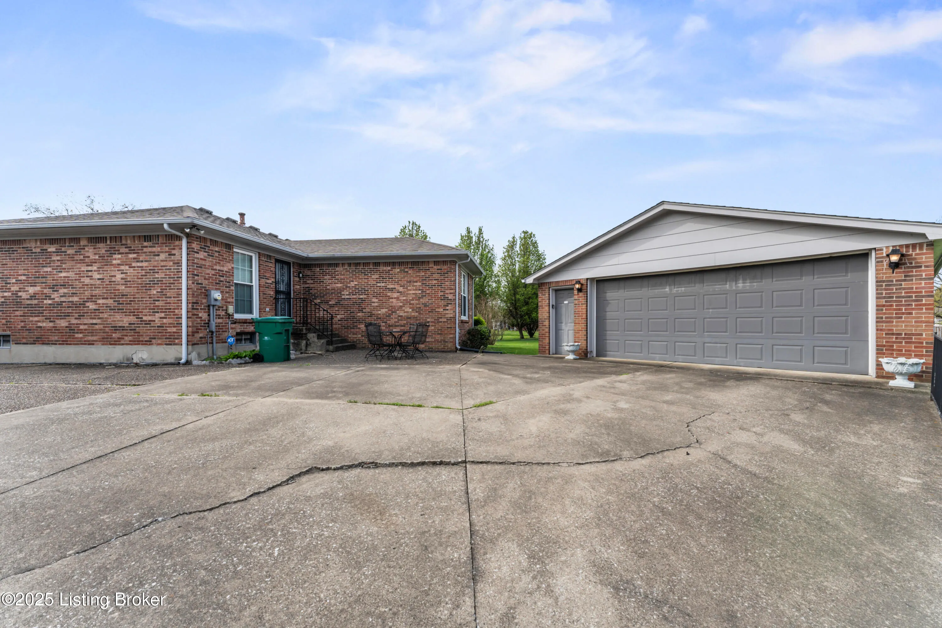 Louisville, Kentucky 40218, United States, 3 Bedrooms Bedrooms, ,2 BathroomsBathrooms,Residential,Pending,113905