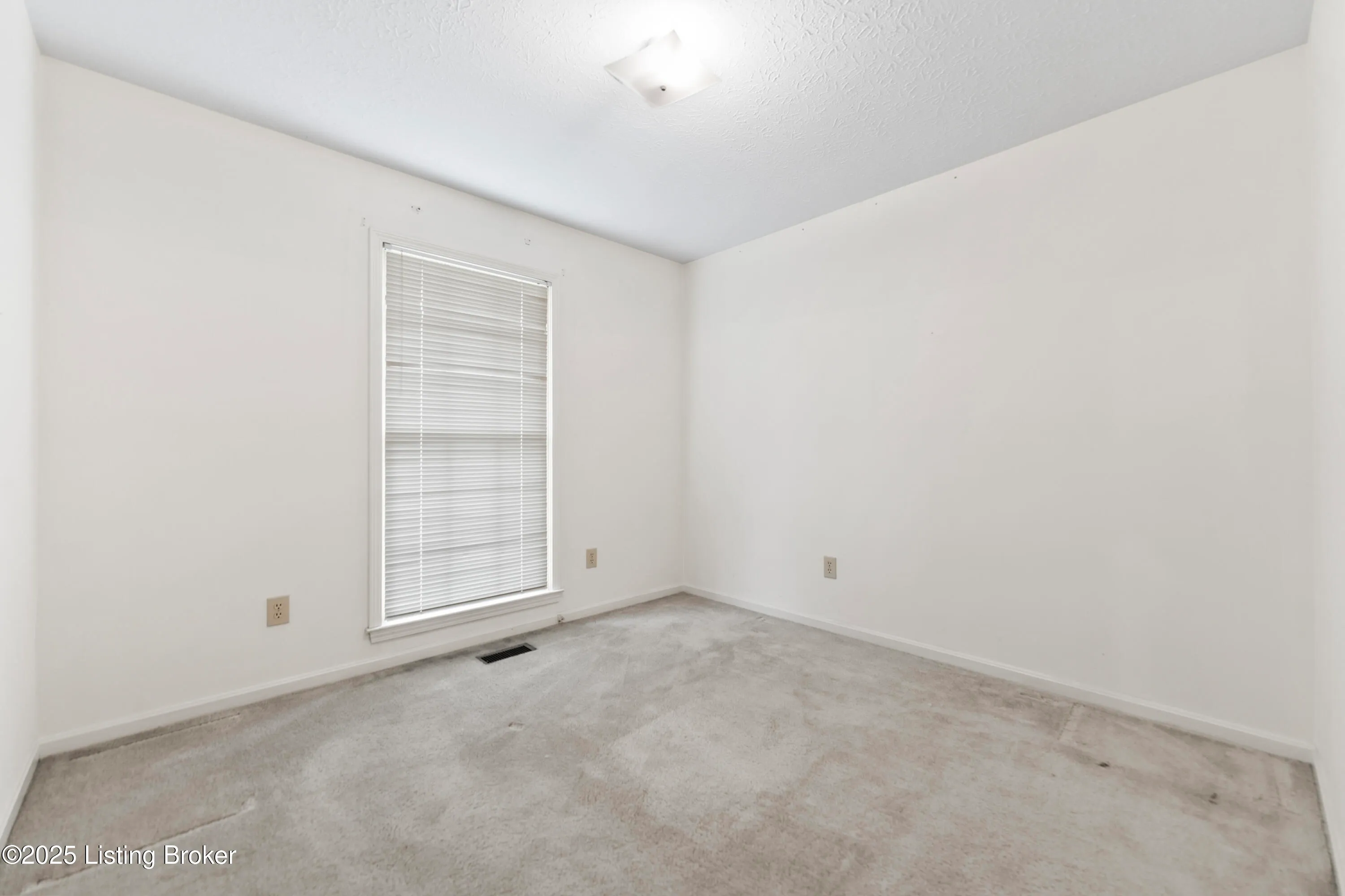 Louisville, Kentucky 40218, United States, 3 Bedrooms Bedrooms, ,2 BathroomsBathrooms,Residential,Pending,113905
