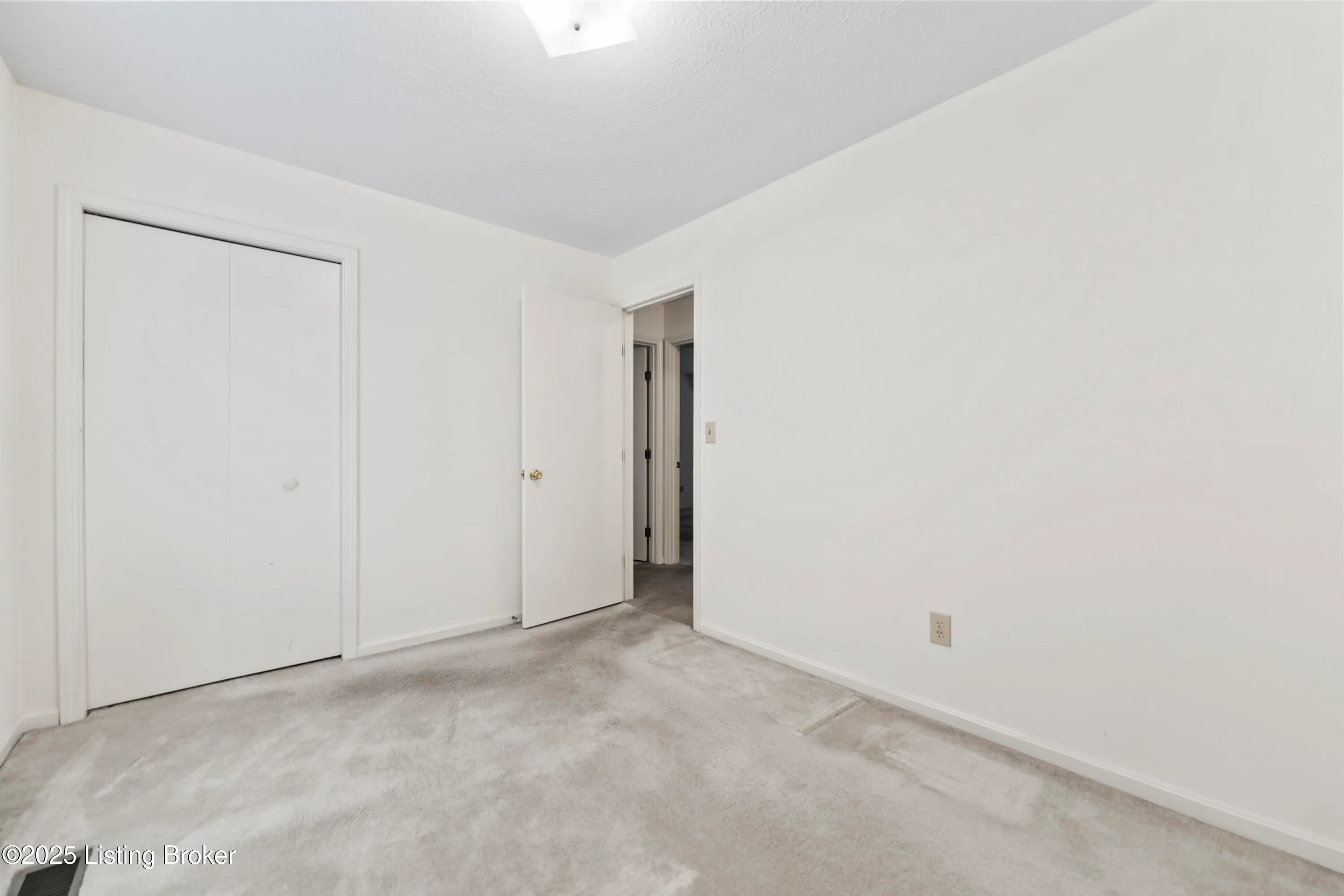 Louisville, Kentucky 40218, United States, 3 Bedrooms Bedrooms, ,2 BathroomsBathrooms,Residential,Pending,113905