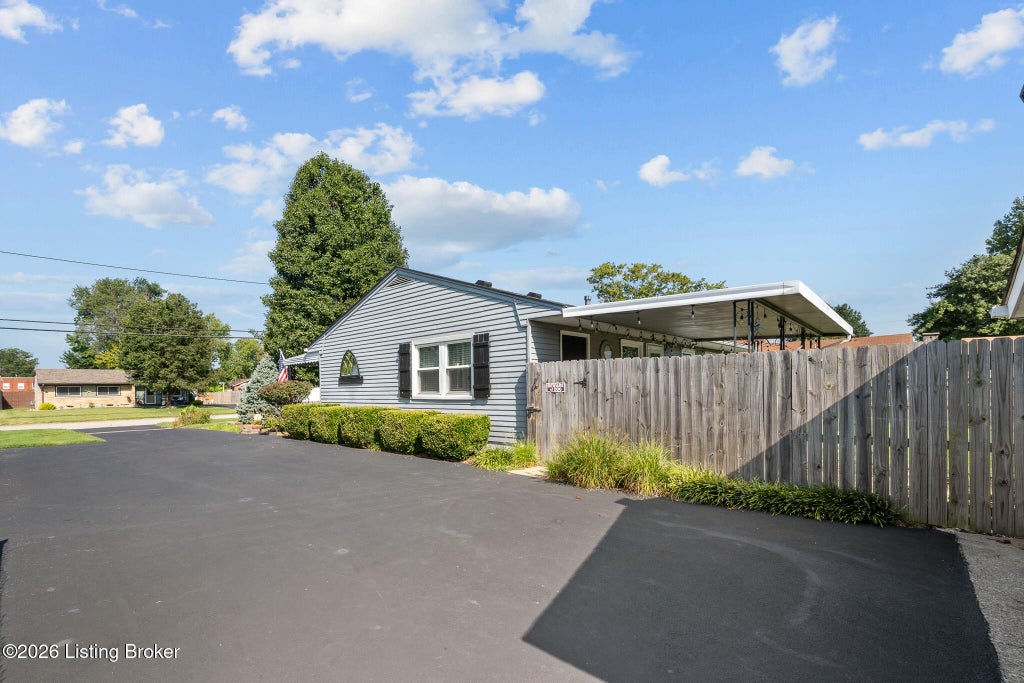 Photo of 9105 Seaforth Dr, Louisville, KY 40258 (MLS # 1727533)