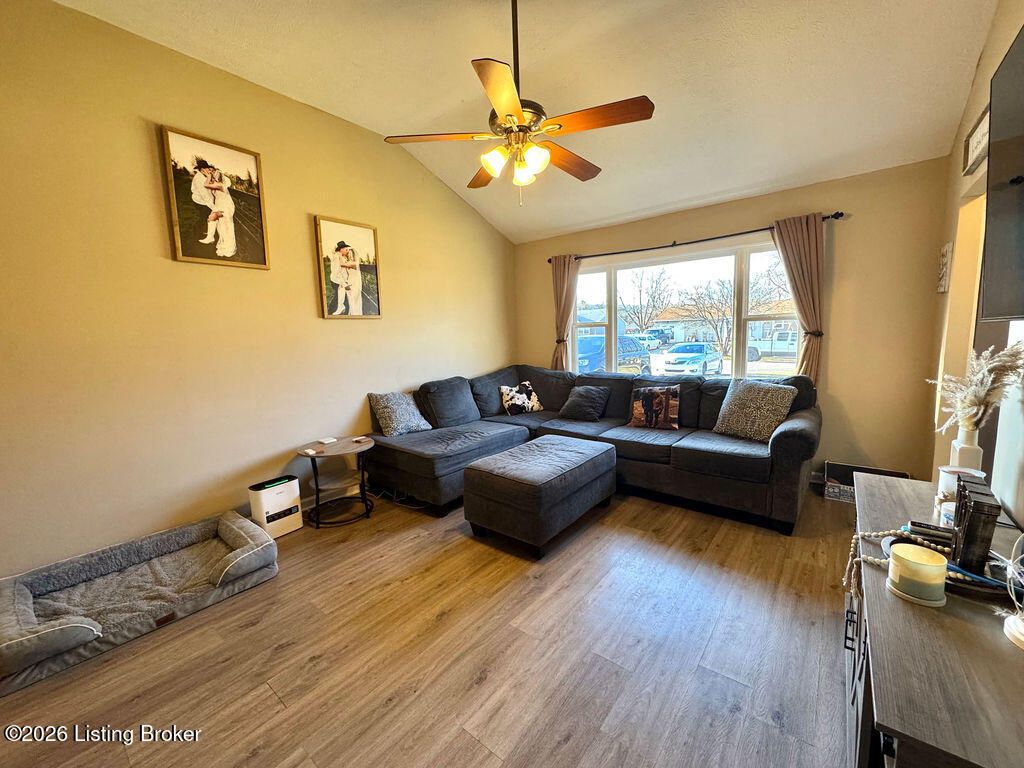 Photo of 13405 Lidcomb Ave, Louisville, KY 40272 (MLS # 1707323)