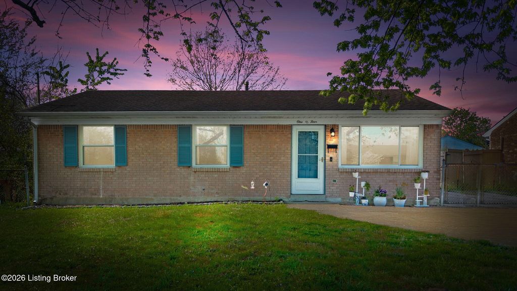 Photo of 104 Mackie Ct, Louisville, KY 40214 (MLS # 1713934)