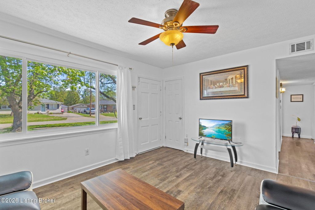 Photo of 104 Mackie Ct, Louisville, KY 40214 (MLS # 1713934)