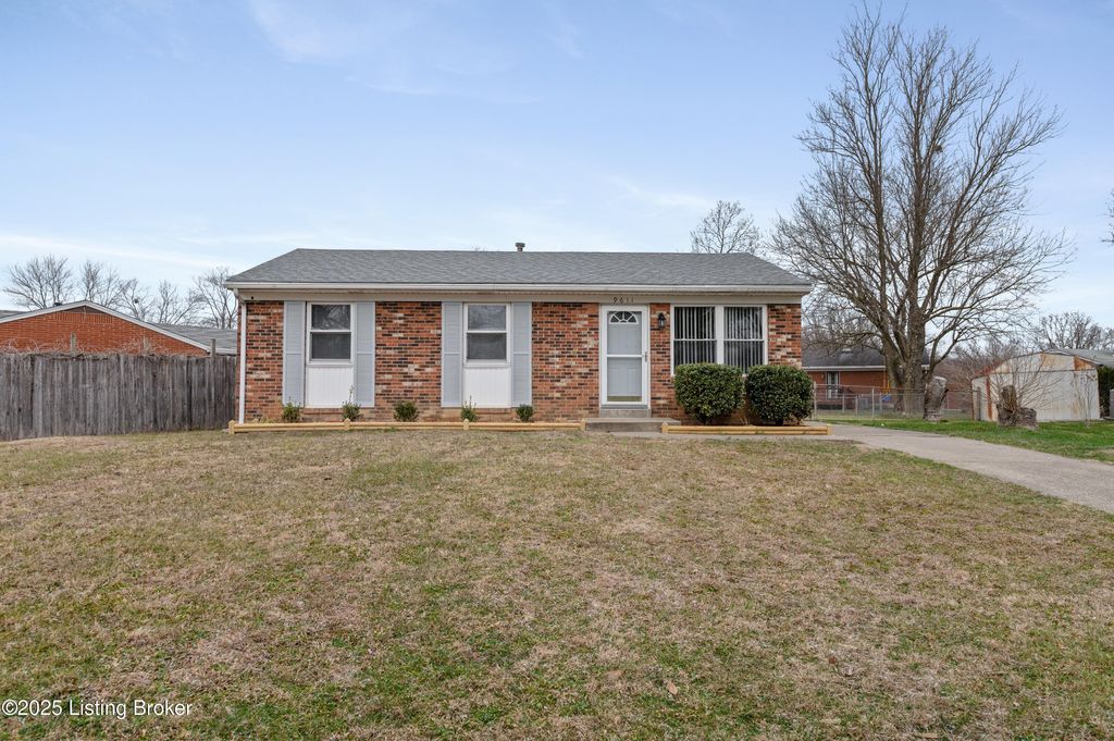 Photo of 9611 Britannia Ct, Louisville, KY 40272 (MLS # 1705881)