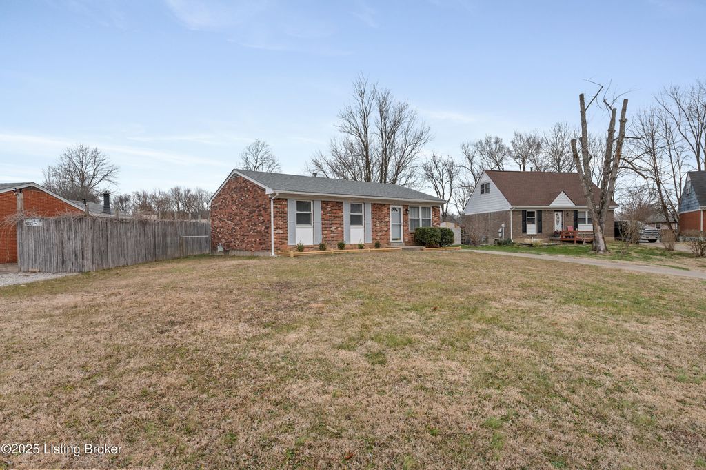 Photo of 9611 Britannia Ct, Louisville, KY 40272 (MLS # 1705881)