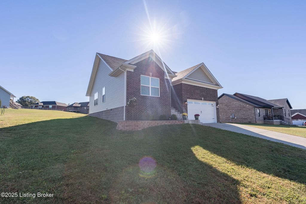 Photo of 28 Nashville Ct, Taylorsville, KY 40071 (MLS # 1701599)