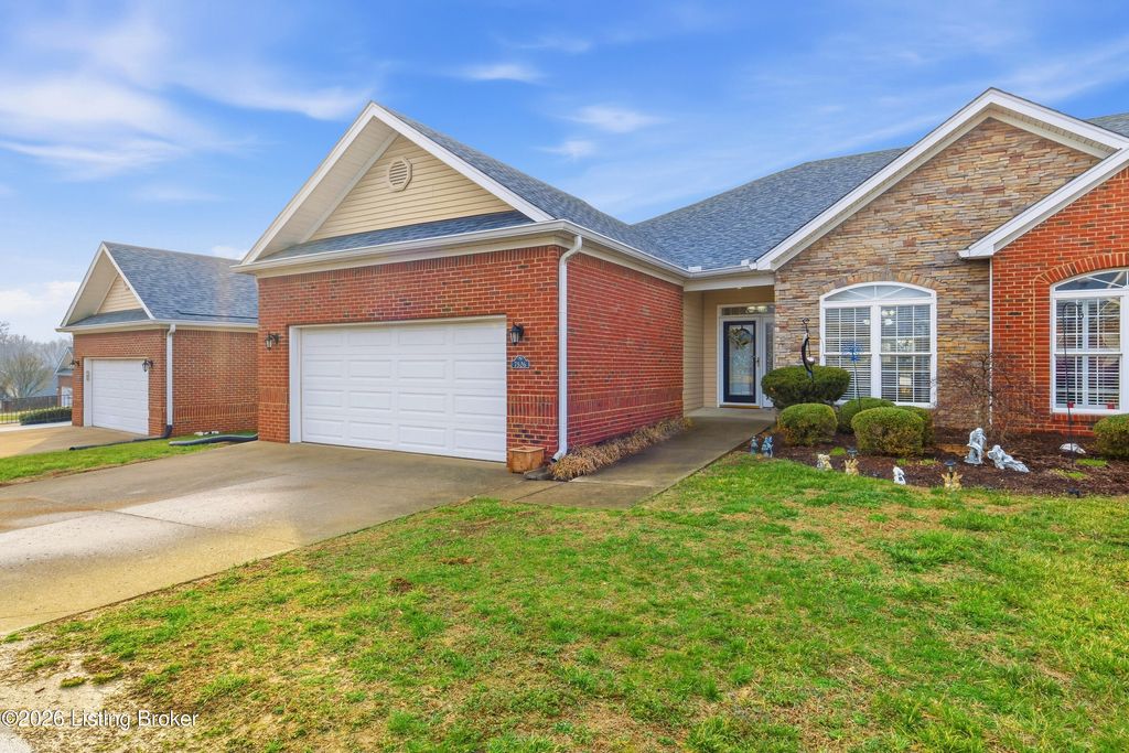 Photo of 7526 Autumn Pointe Dr, Louisville, KY 40214 (MLS # 1710183)