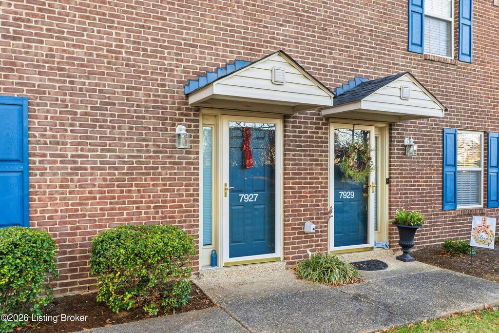 Photo of 7927 Grand Cascade Dr, Louisville, KY 40228 (MLS # 1707554)