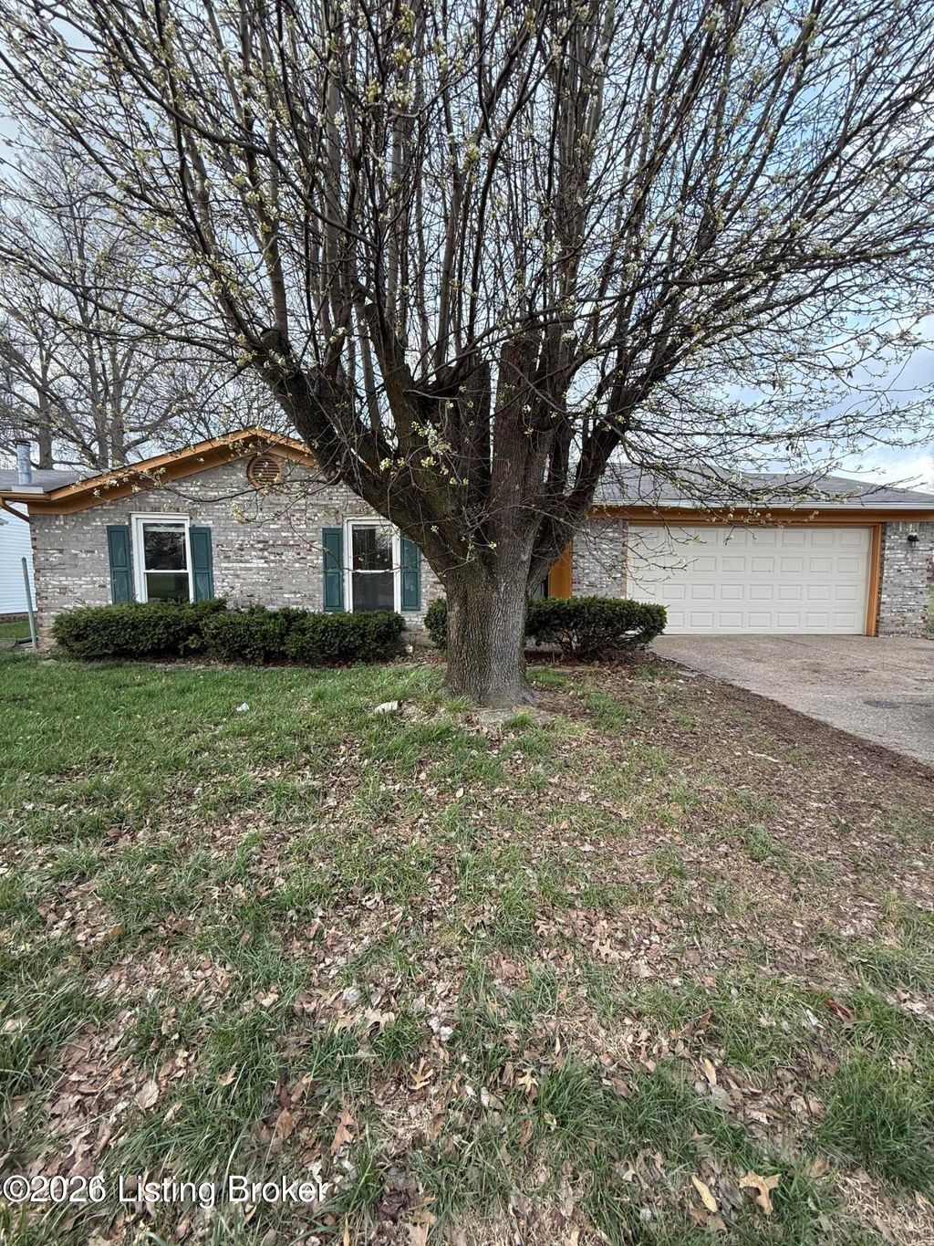Photo of 4805 E Indian Trail, Louisville, KY 40218 (MLS # 1711432)