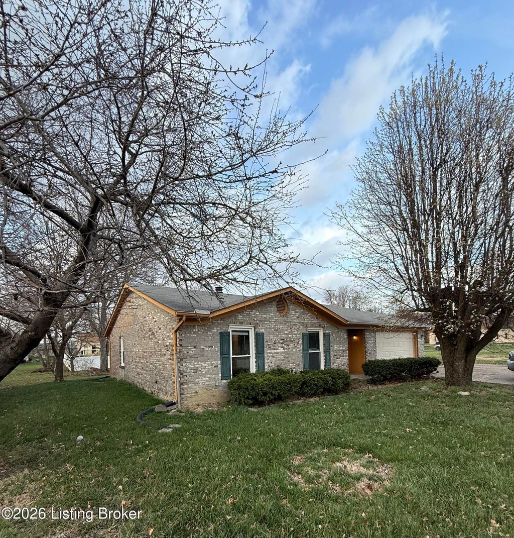 Photo of 4805 E Indian Trail, Louisville, KY 40218 (MLS # 1711432)