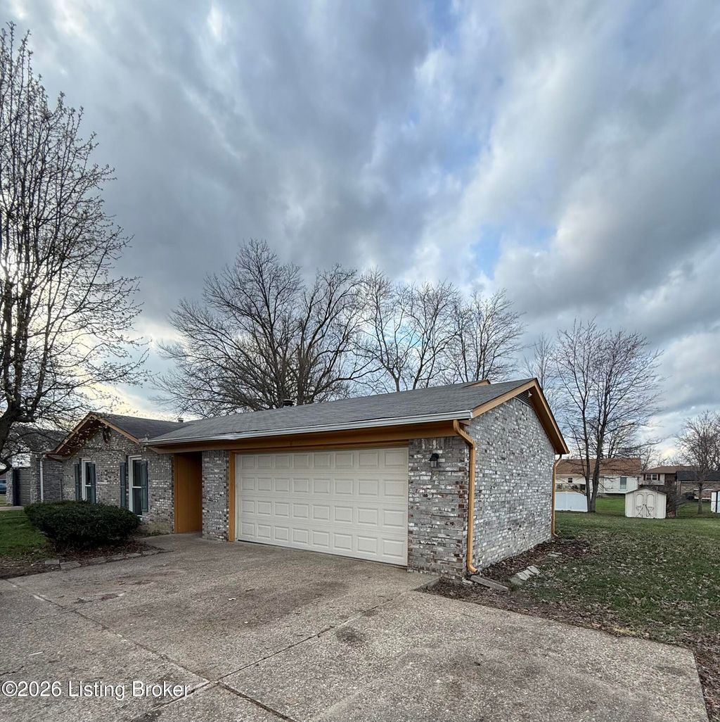 Photo of 4805 E Indian Trail, Louisville, KY 40218 (MLS # 1711432)