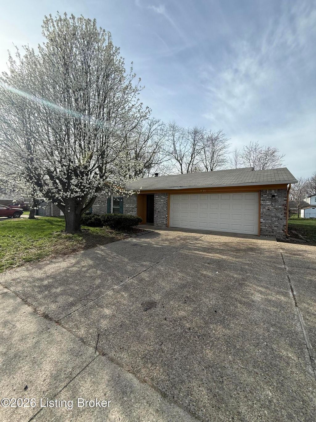 Photo of 4805 E Indian Trail, Louisville, KY 40218 (MLS # 1711432)