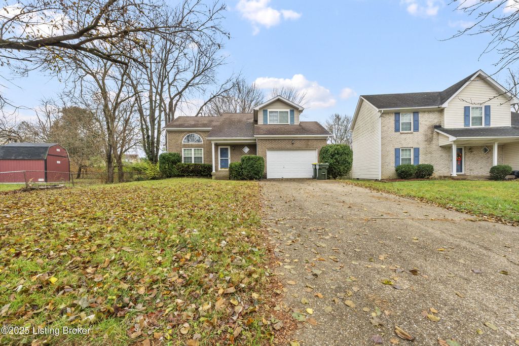 Photo of 11001 Bay Run Dr, Louisville, KY 40245 (MLS # 1704112)