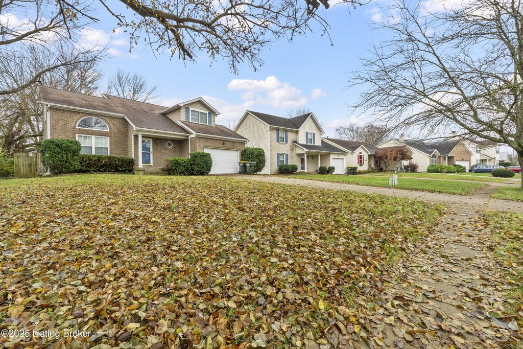 Photo of 11001 Bay Run Dr, Louisville, KY 40245 (MLS # 1704112)