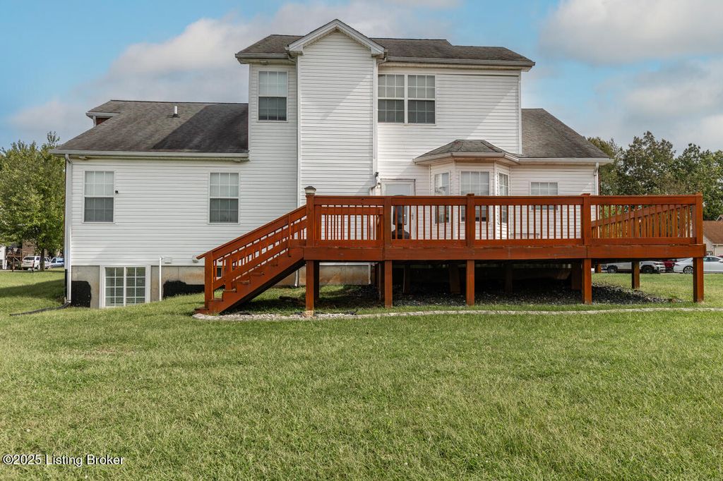Photo of 117 Burgundy Ct, Vine Grove, KY 40175 (MLS # 1700135)