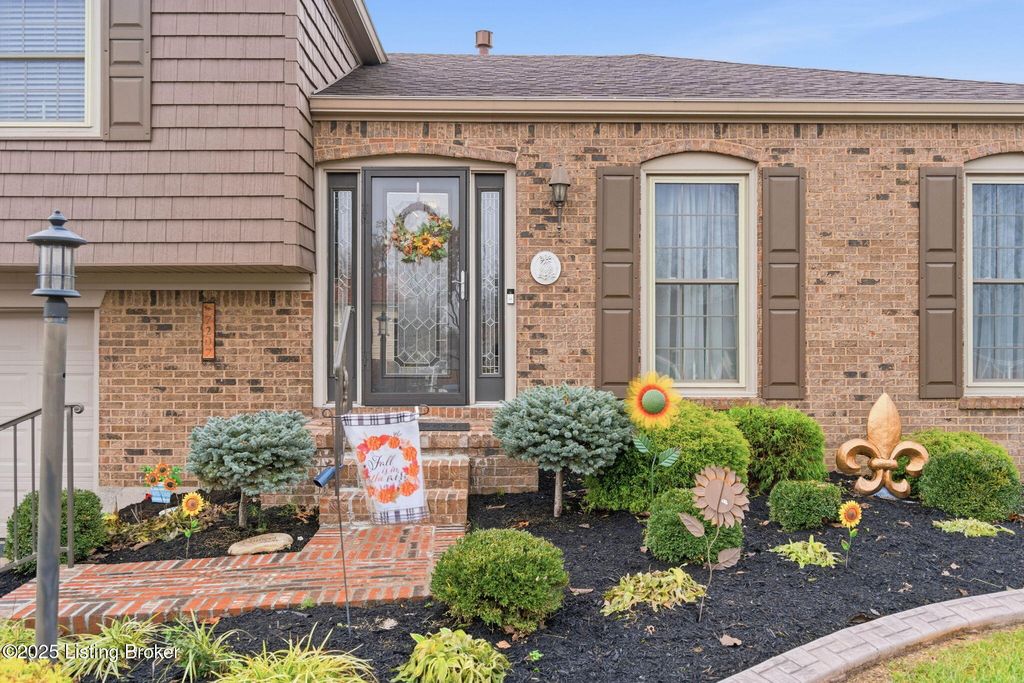 Photo of 7207 Blazier Ct, Louisville, KY 40228 (MLS # 1704228)