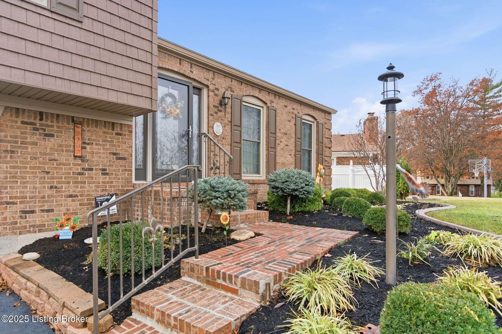 Photo of 7207 Blazier Ct, Louisville, KY 40228 (MLS # 1704228)