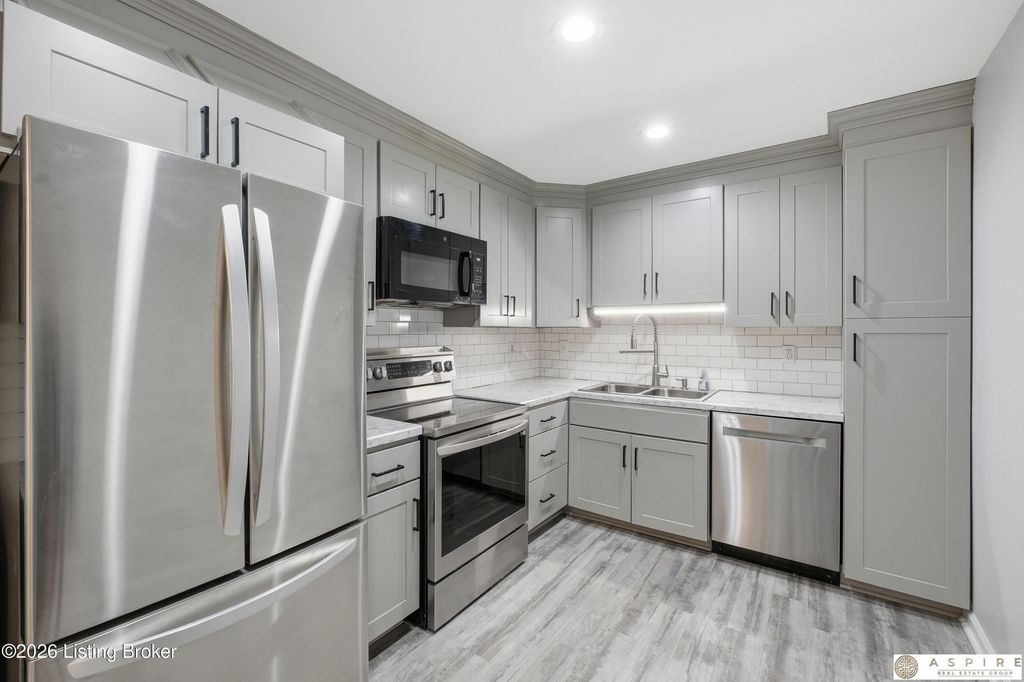 Photo of 4825 Sherburn Ln #104B, Louisville, KY 40207 (MLS # 1716449)