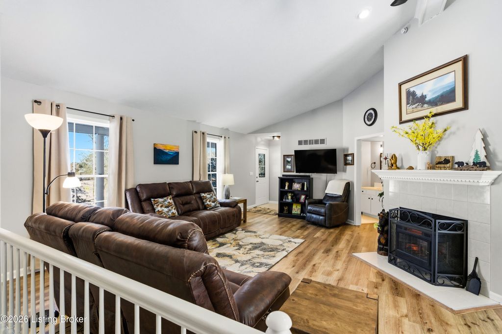 Photo of 122 Hillview Ct, Taylorsville, KY 40071 (MLS # 1708159)