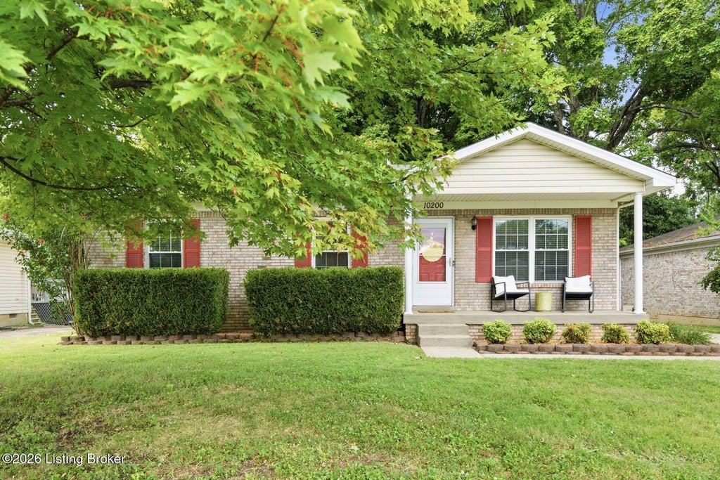 Photo of 10200 Arbor Oak Dr, Louisville, KY 40229 (MLS # 1729763)