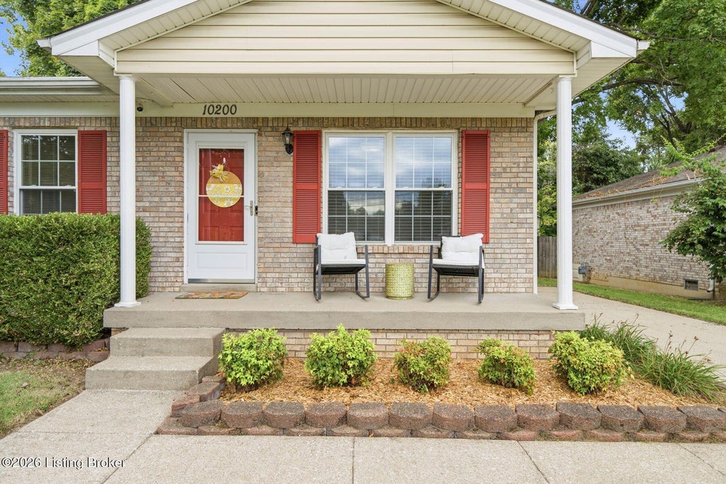 Photo of 10200 Arbor Oak Dr, Louisville, KY 40229 (MLS # 1729763)