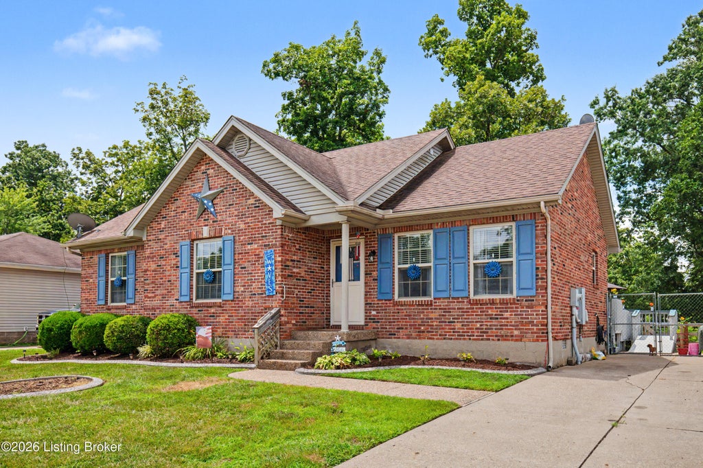 Photo of 585 River Oaks Dr, Shepherdsville, KY 40165 (MLS # 1723098)