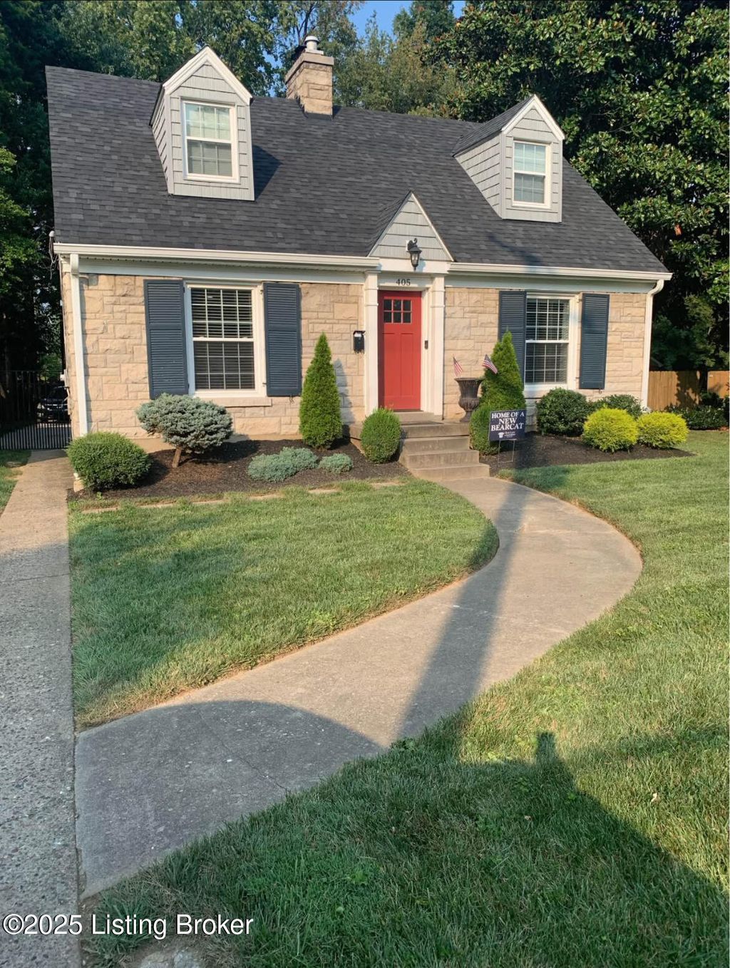 Photo of 405 Breckenridge Ln, Norbourne Estates, KY 40207 (MLS # 1700562)
