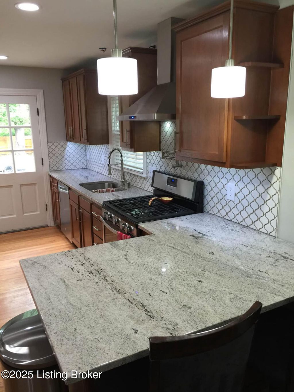 Photo of 405 Breckenridge Ln, Norbourne Estates, KY 40207 (MLS # 1700562)