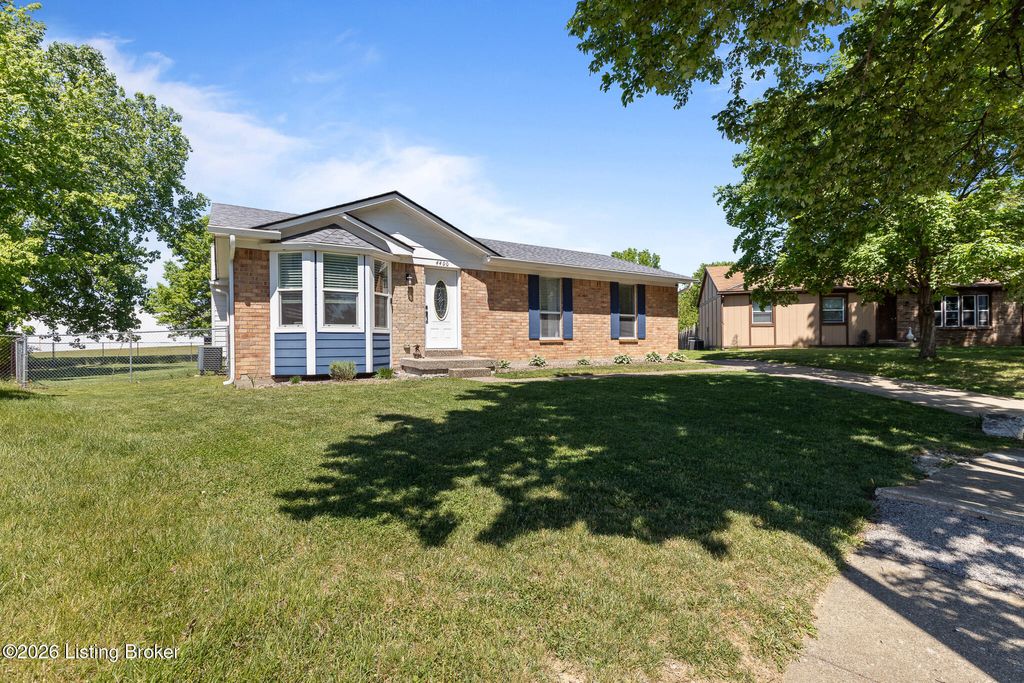 Photo of 4400 Titus Ct, Louisville, KY 40218 (MLS # 1716215)