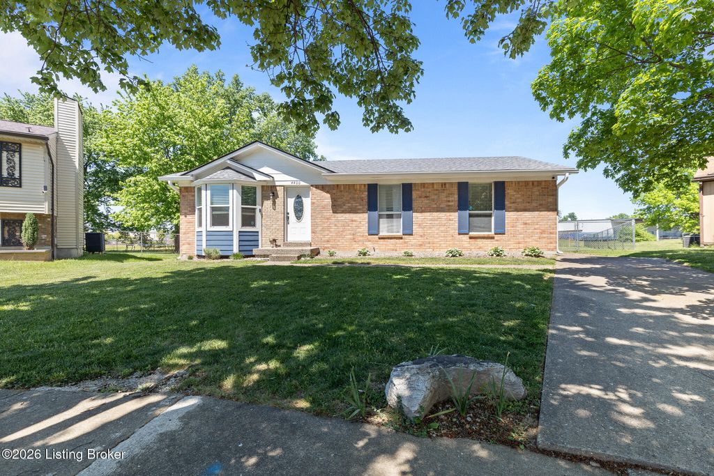 Photo of 4400 Titus Ct, Louisville, KY 40218 (MLS # 1716215)