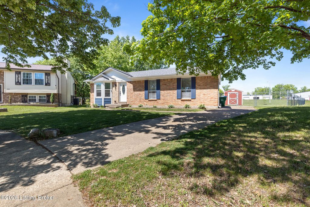 Photo of 4400 Titus Ct, Louisville, KY 40218 (MLS # 1716215)