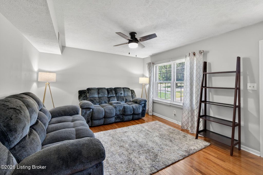 Photo of 10902 Conti Ln, Jeffersontown, KY 40299 (MLS # 1720381)