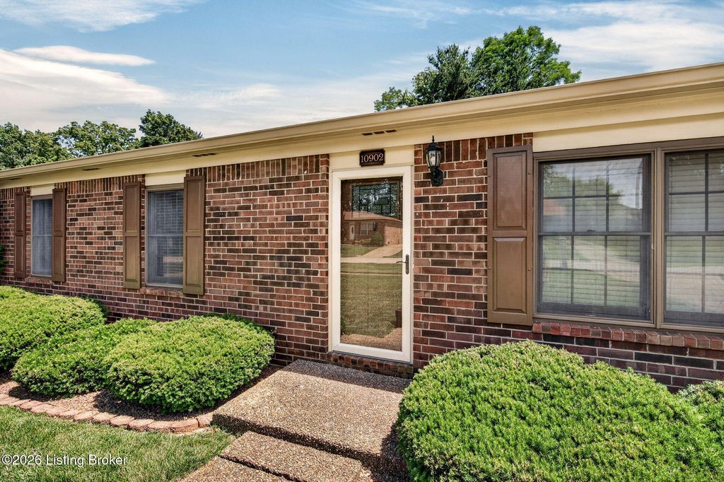 Photo of 10902 Conti Ln, Jeffersontown, KY 40299 (MLS # 1720381)