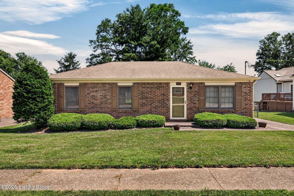 Photo of 10902 Conti Ln, Jeffersontown, KY 40299 (MLS # 1720381)