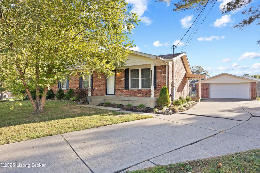 Photo of 128 Fortney Ct, Mt Washington, KY 40047 (MLS # 1701611)