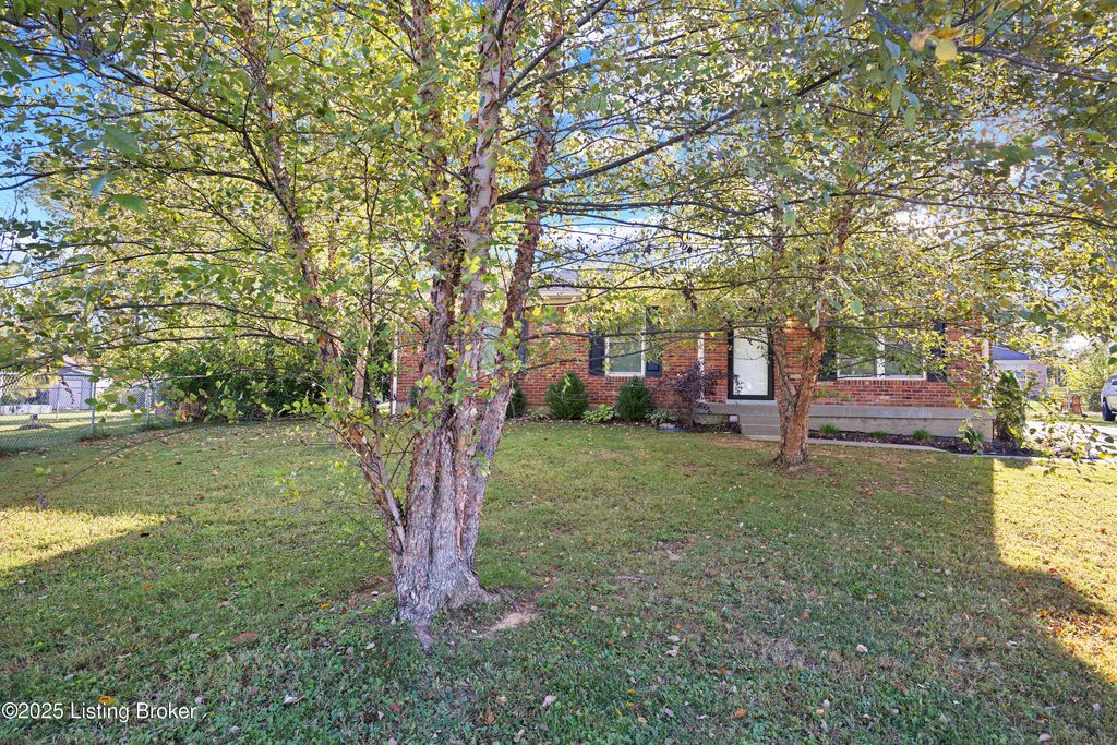 Photo of 128 Fortney Ct, Mt Washington, KY 40047 (MLS # 1701611)