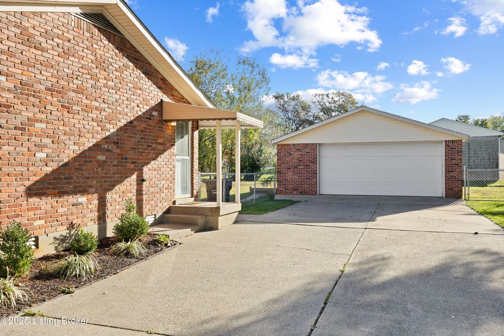 Photo of 128 Fortney Ct, Mt Washington, KY 40047 (MLS # 1701611)