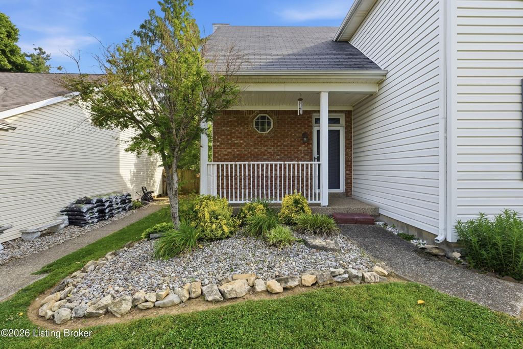 Photo of 10909 Aspenview Ct, Louisville, KY 40299 (MLS # 1718088)