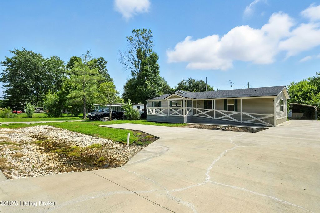 Photo of 213 Octagon Ave, Louisville, KY 40229 (MLS # 1706827)