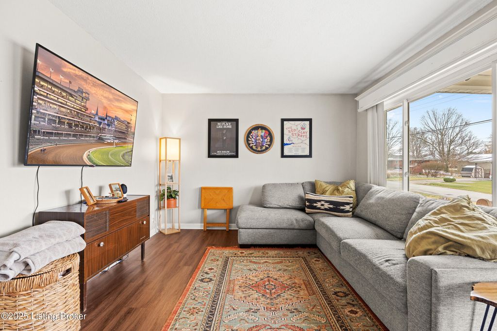 Photo of 2421 McGee Dr, Louisville, KY 40216 (MLS # 1705350)