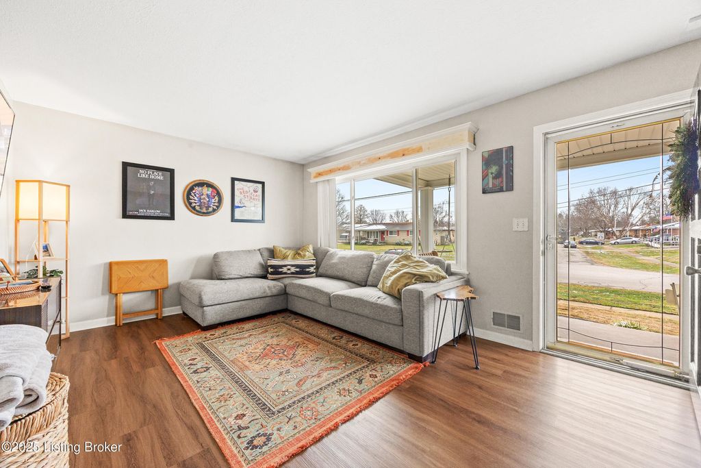 Photo of 2421 McGee Dr, Louisville, KY 40216 (MLS # 1705350)