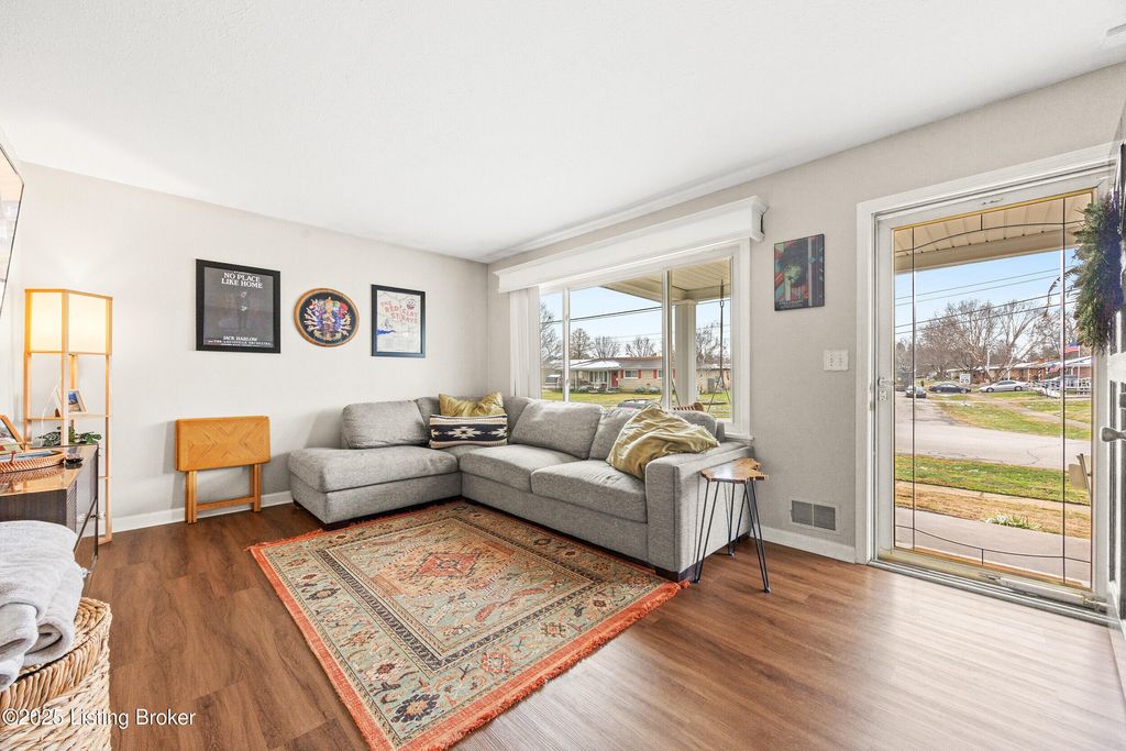 Photo of 2421 McGee Dr, Louisville, KY 40216 (MLS # 1705350)