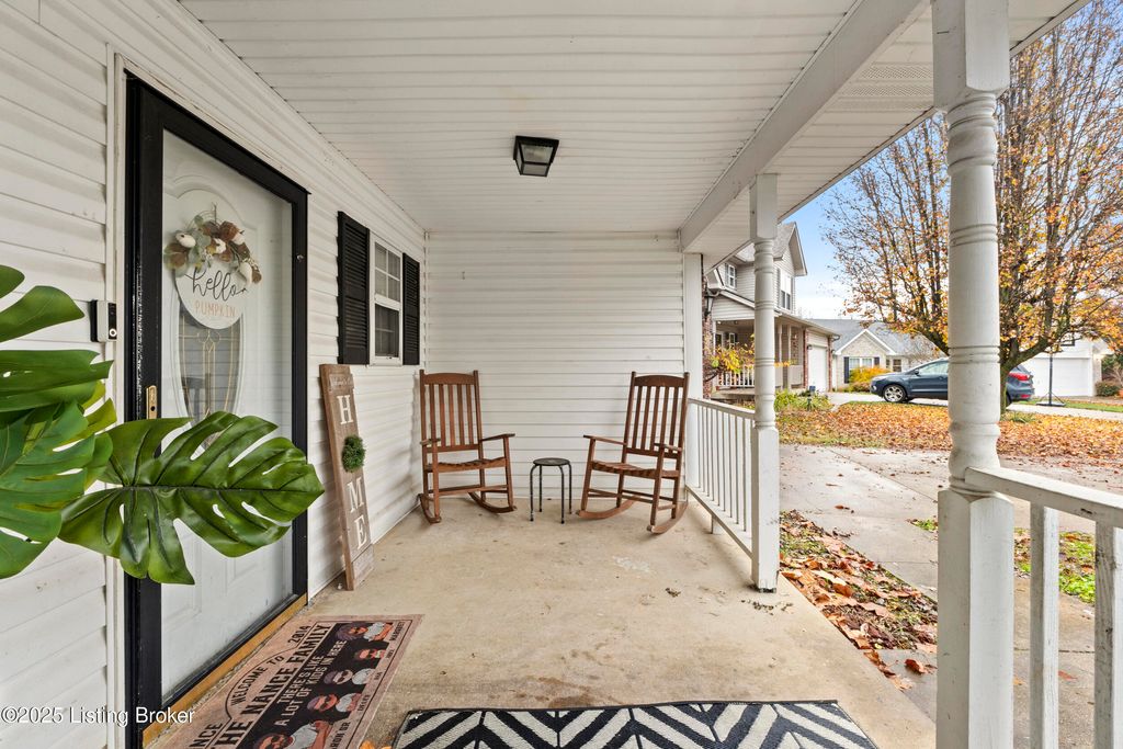 Photo of 6012 Grandel Pointe Ct, Louisville, KY 40258 (MLS # 1703891)