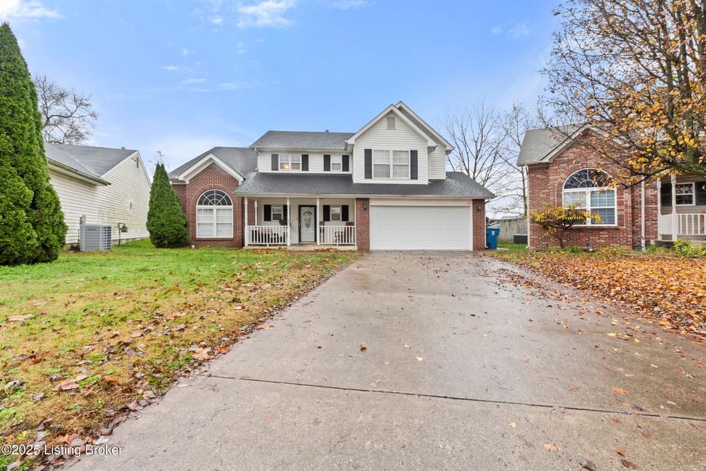 Photo of 6012 Grandel Pointe Ct, Louisville, KY 40258 (MLS # 1703891)