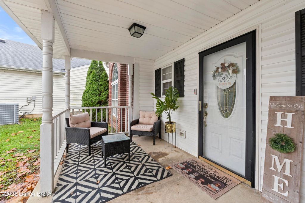 Photo of 6012 Grandel Pointe Ct, Louisville, KY 40258 (MLS # 1703891)