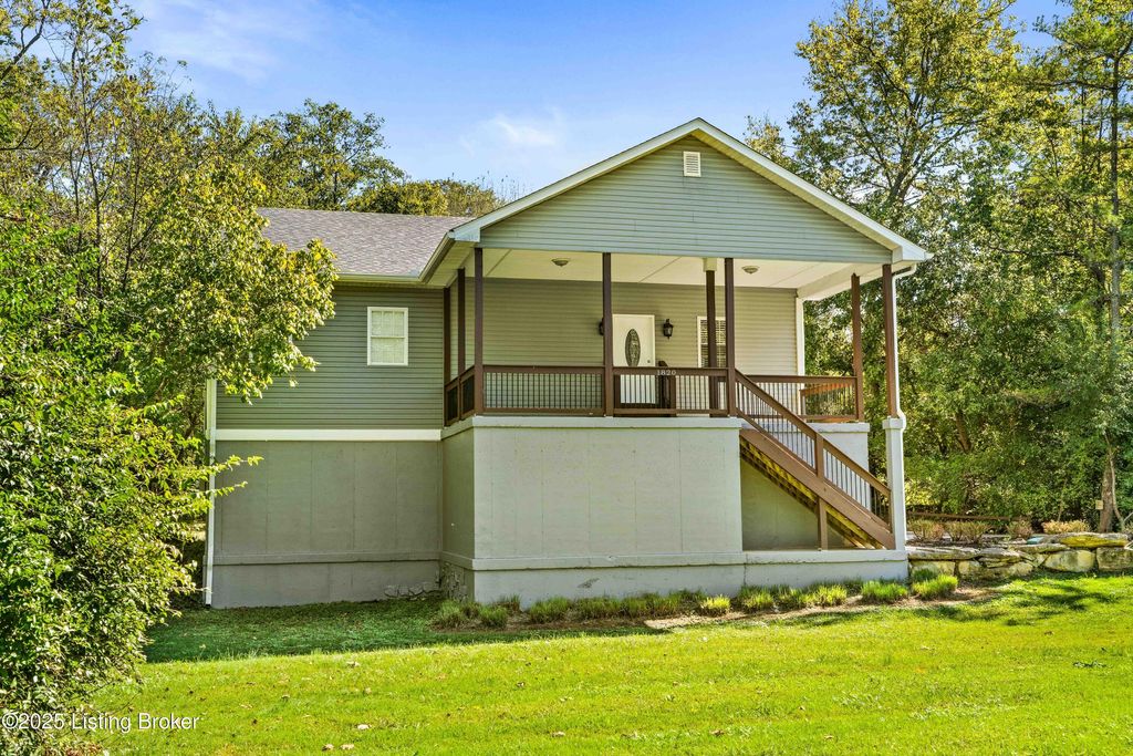 Photo of 1820 Huckleberry Ln, Louisville, KY 40059 (MLS # 1700416)