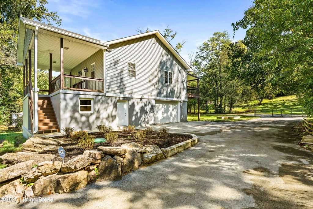 Photo of 1820 Huckleberry Ln, Louisville, KY 40059 (MLS # 1700416)
