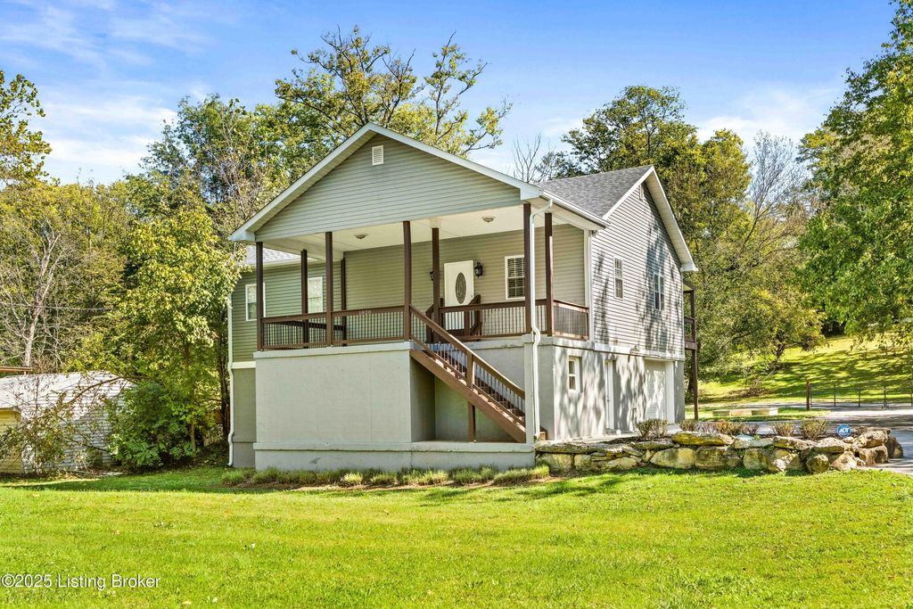 Photo of 1820 Huckleberry Ln, Louisville, KY 40059 (MLS # 1700416)